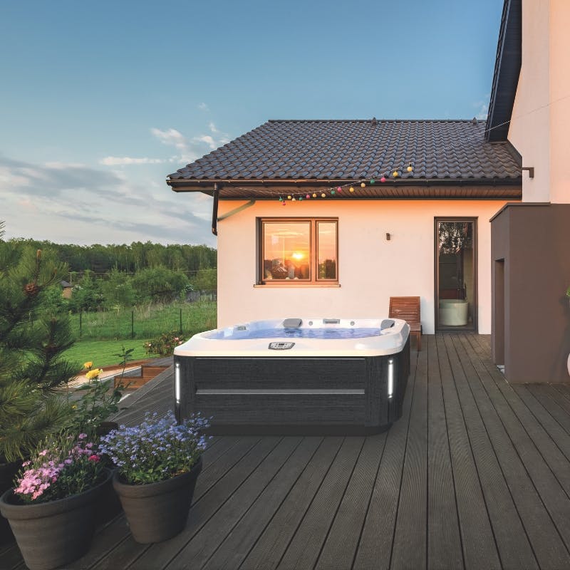 J-355&trade; WHIRLPOOL MIT KOMFORT-LOUNGE-SITZBEREICH UND ABK&Uuml;HLSITZ