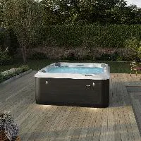 Jacuzzi J-204&trade; con amplio asiento tipo lounge