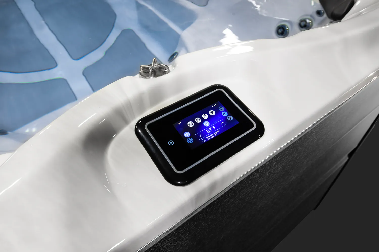 J-14 PowerPro™: THE COMPACT SPACIOUS EVOLVED SWIM SPA