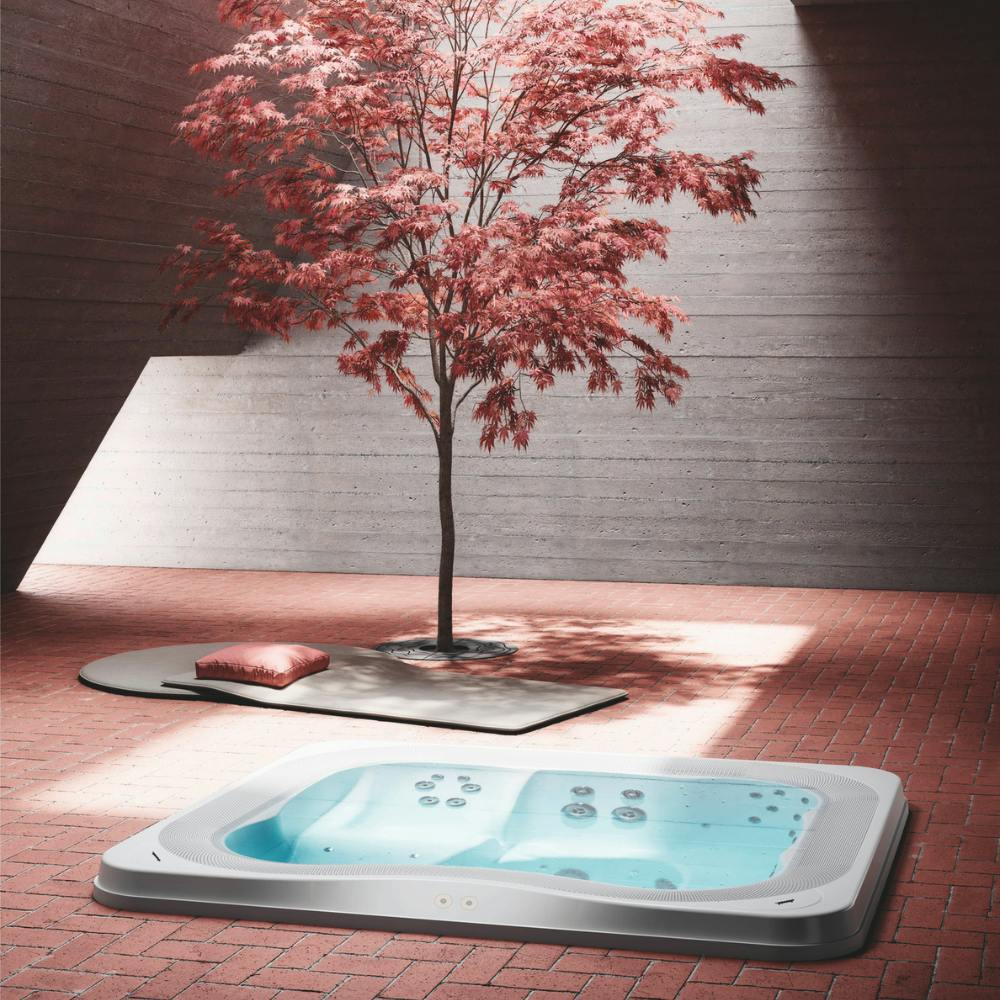 Profile: an infinity swimming pool effect in a Hot Tub