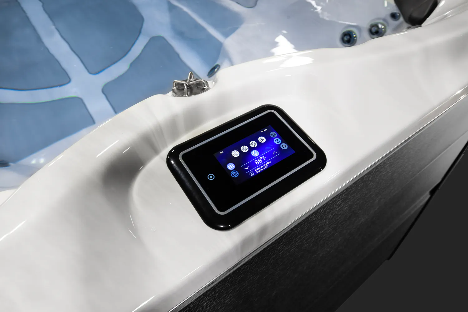 J-14 PowerPro™: THE COMPACT SPACIOUS EVOLVED SWIM SPA