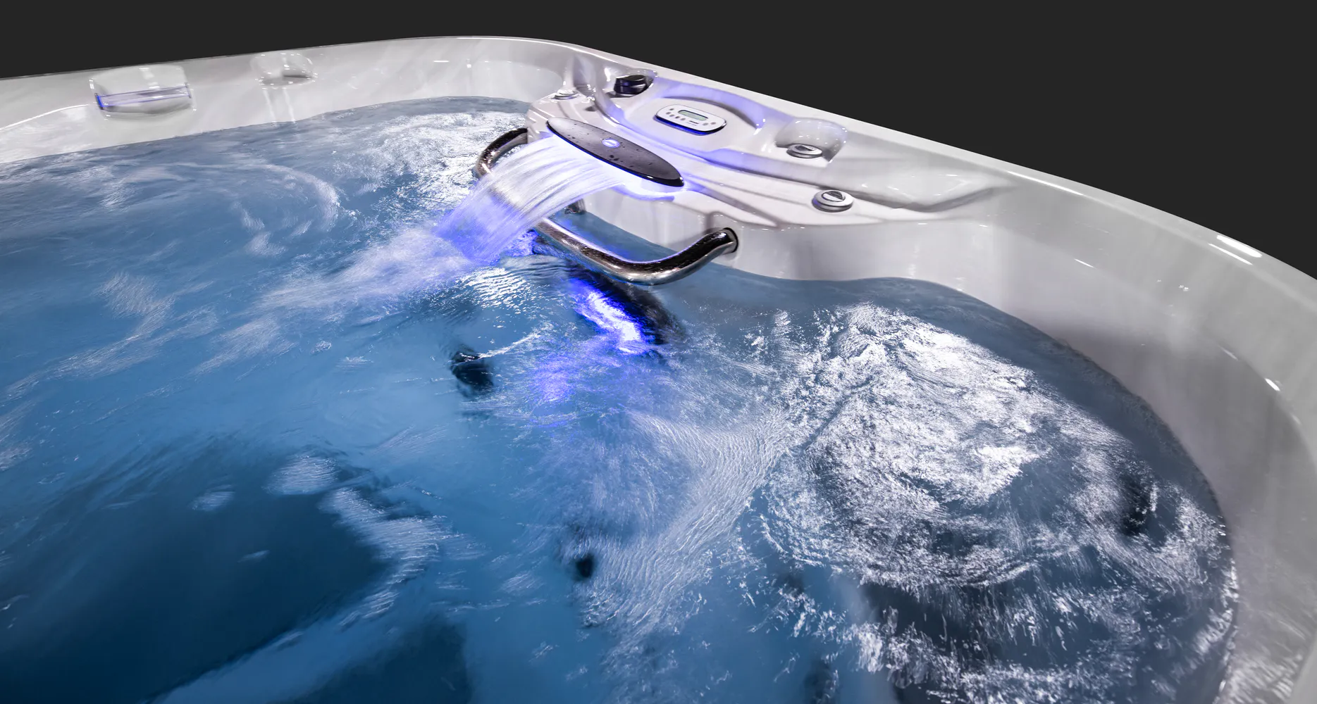J-14 PowerPro™: THE COMPACT SPACIOUS EVOLVED SWIM SPA