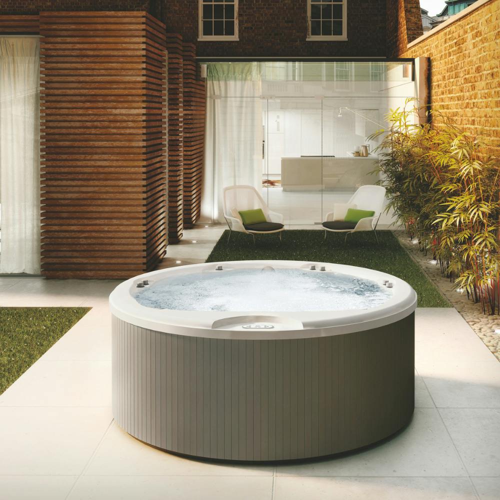 Alimia: large circular Hot Tub ideal for couples and small families