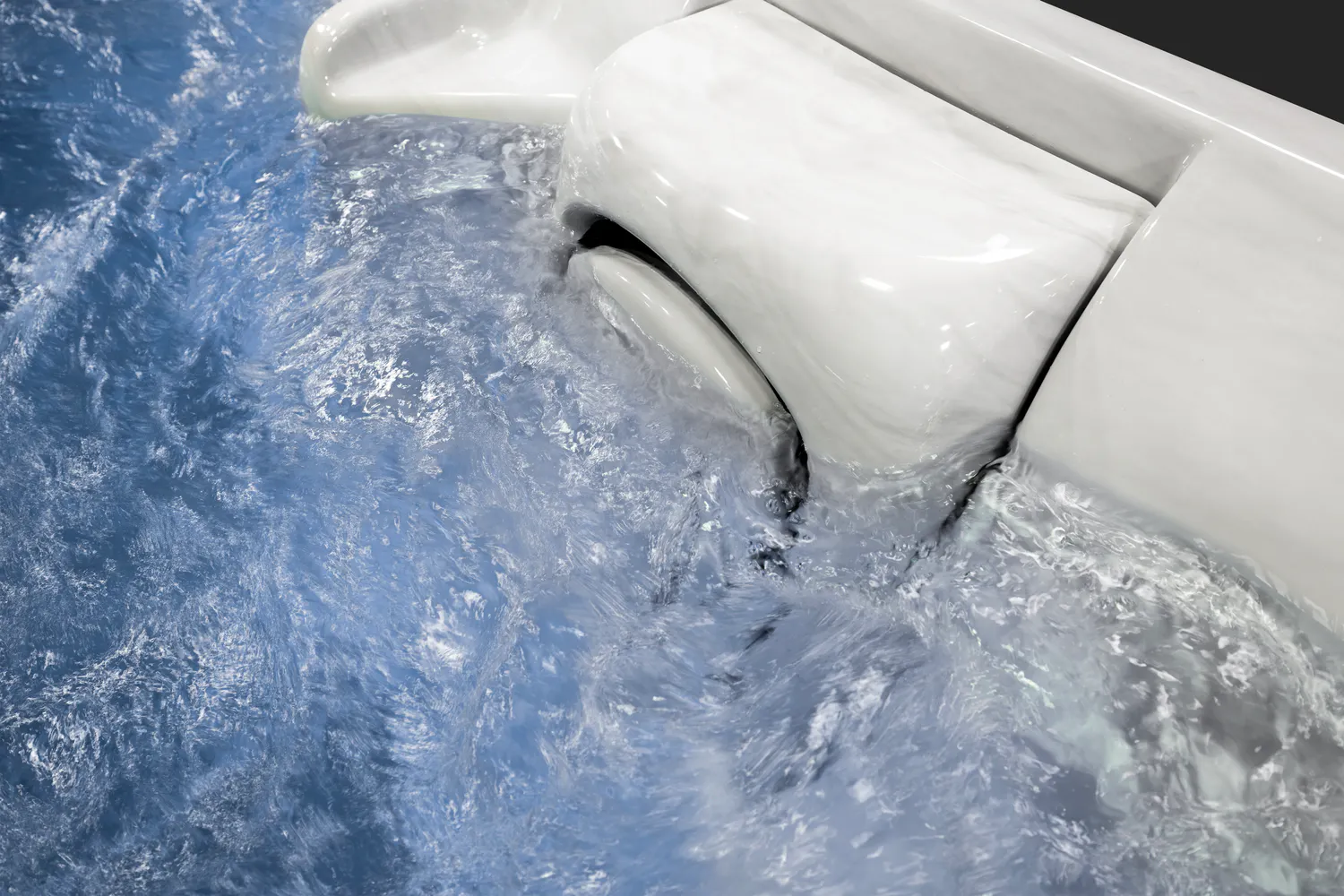 J-14 PowerPro™: THE COMPACT SPACIOUS EVOLVED SWIM SPA