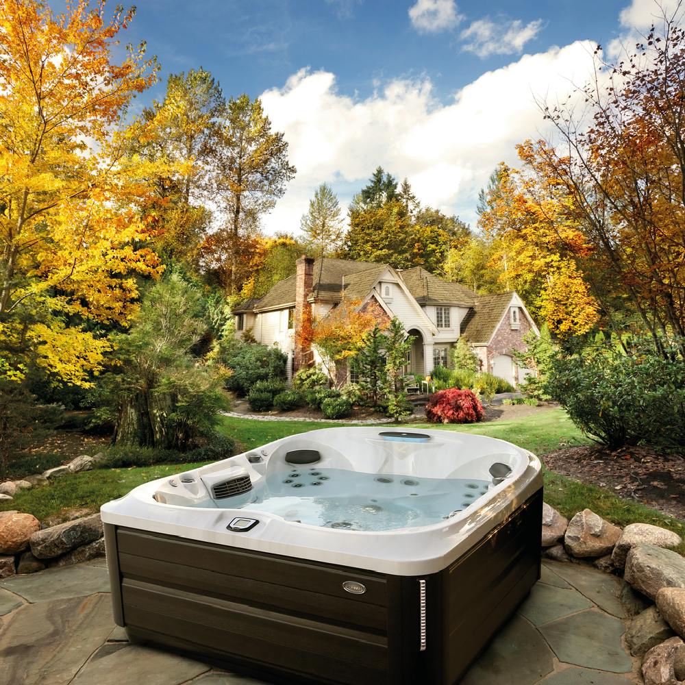 J-485&trade; DESIGNER HOT TUB WITH OPEN SEATING