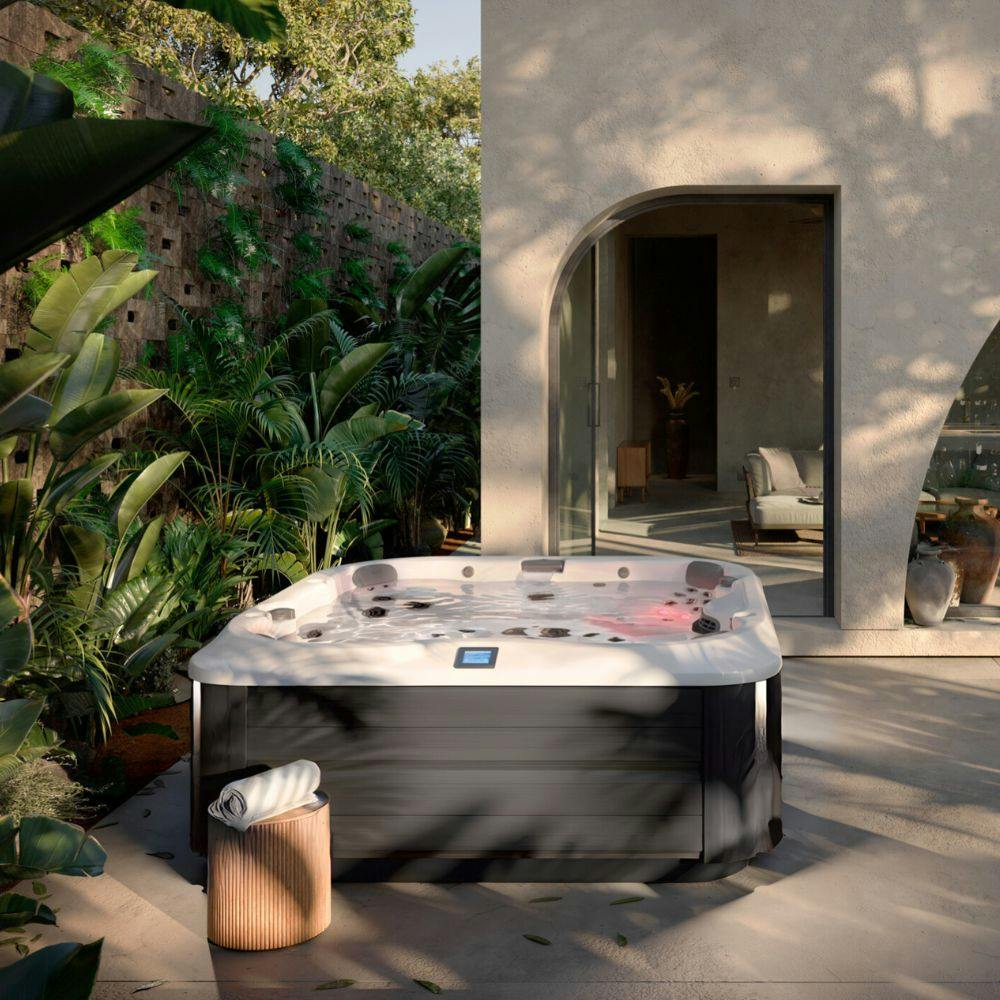 J-365&trade; Large Comfort Open Seating Hot Tub