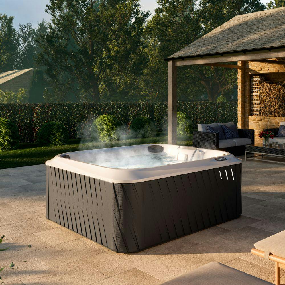 J-235&trade; Spa idromassaggio mid-size con seduta lounge