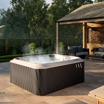J-235&trade; middelgrote hot tub met loungezitting